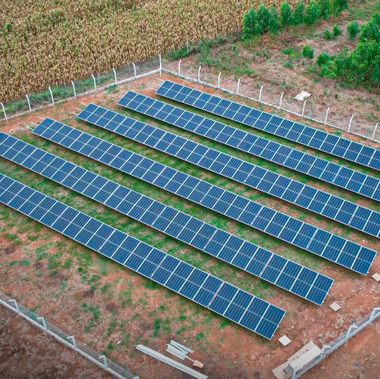 Módulos solares instalados no solo